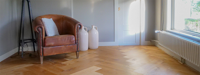 Een houten vloer is vatbaar voor luchtvochtigheid. Alleen de Multiplank kan er beter tegen.